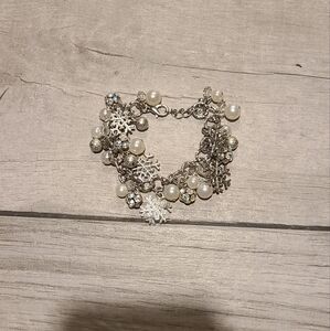 🍕Epiphany brand snowflake and pearl bracelet🧋💫☃️🦋🐯🐠🍬🍿